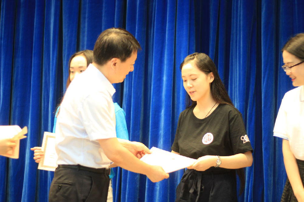 郑州大学国产自拍
楚亦斐同学代表国产自拍
全体营员领取国产自拍
首届夏令营结业证书